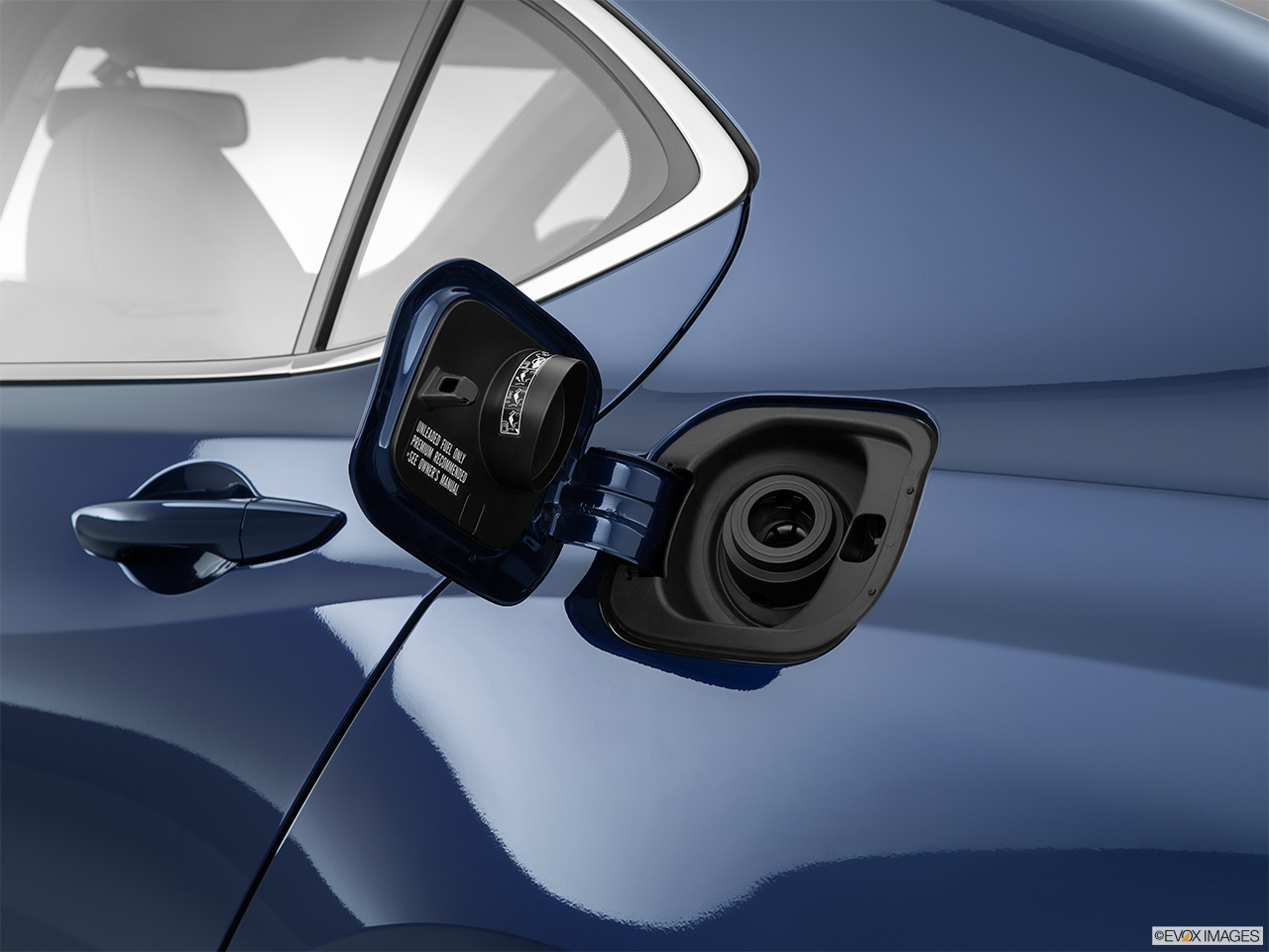 2015 Acura TLX 3.5 V-6 9-AT P-AWS Gas cap open. 