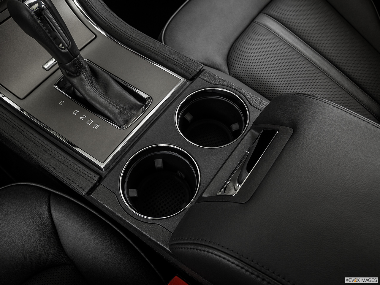 2015 Lincoln MKX FWD Cup holders. 
