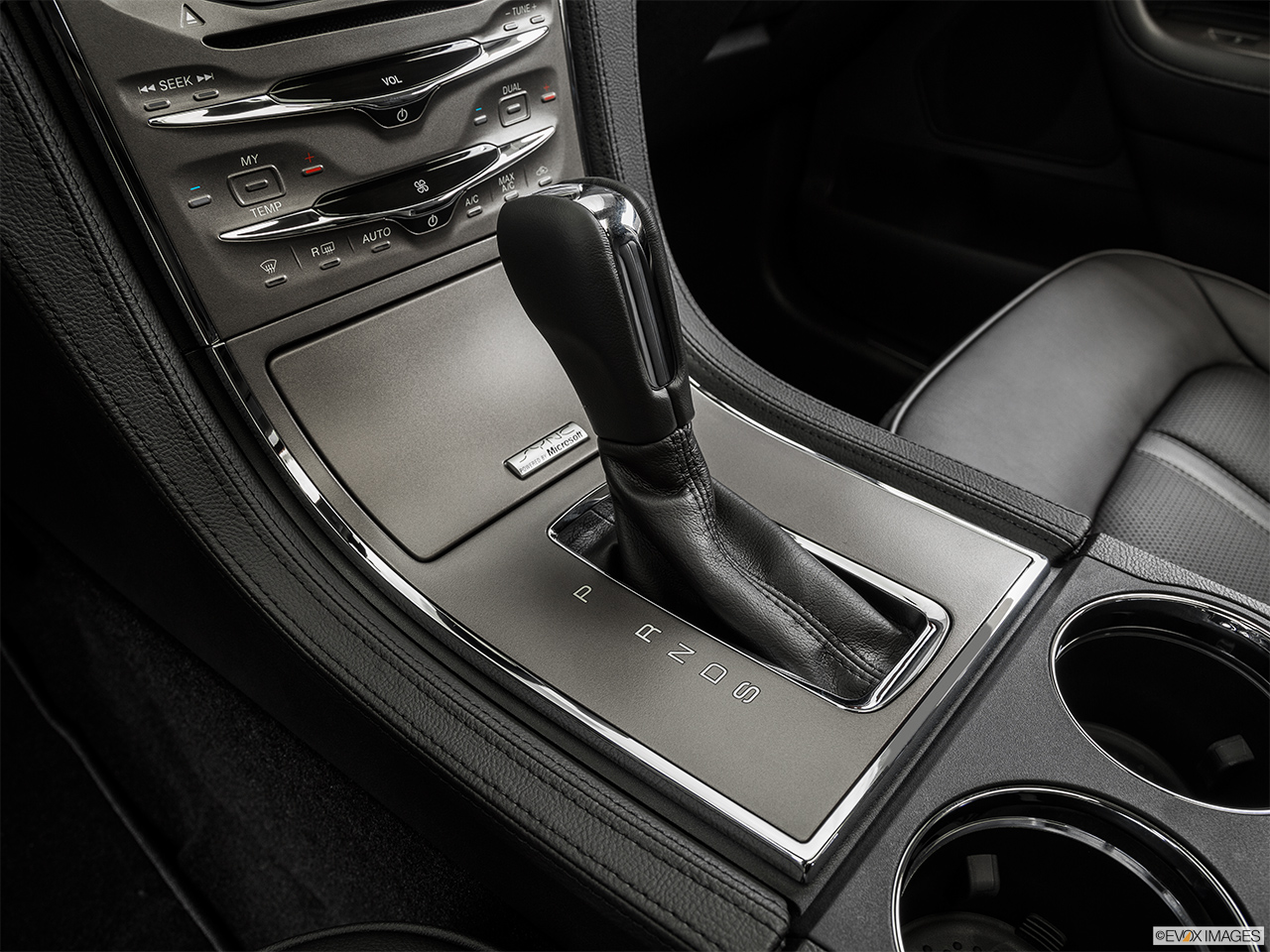 2015 Lincoln MKX FWD Gear shifter/center console. 